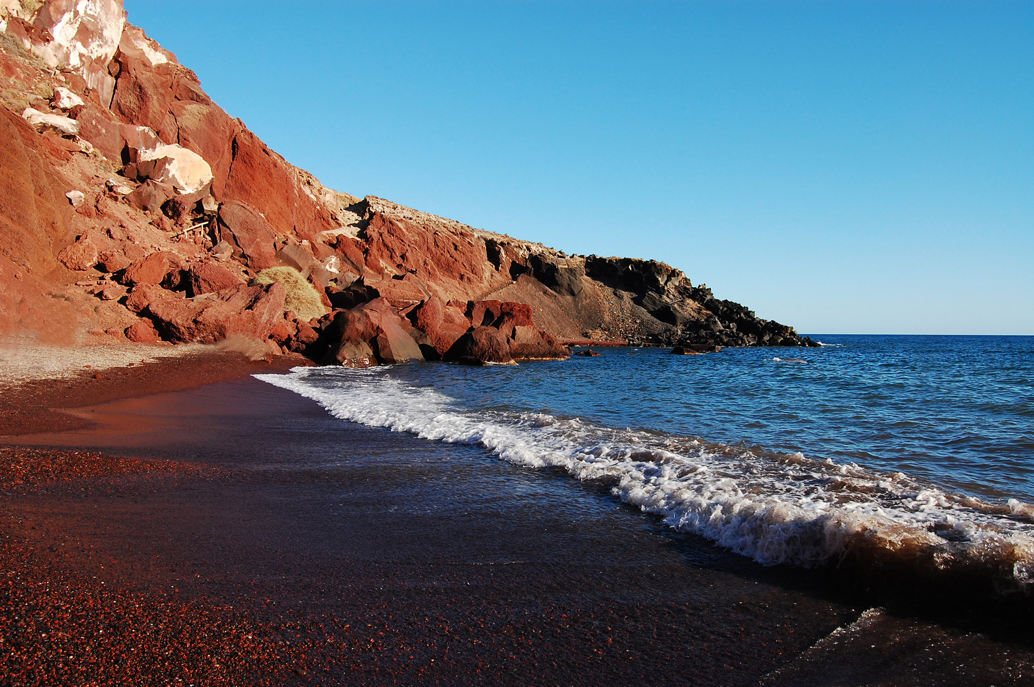 Santorini có những bải biển có một không hai trên thế giới.